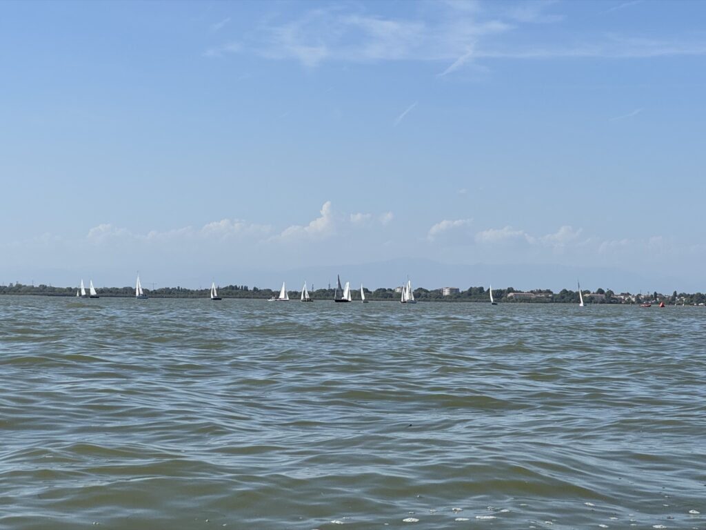 La flotta del Memorial Ferracina 2026 in navigazione con vento leggero