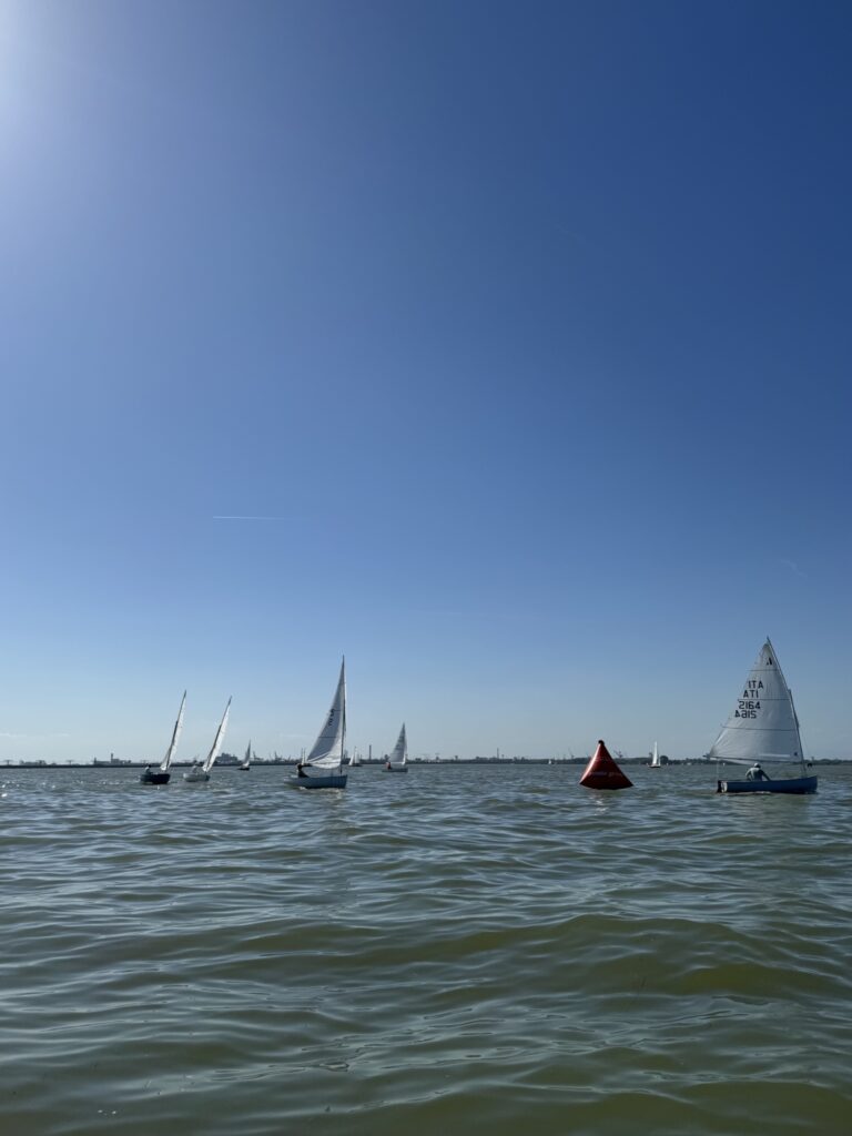 Dinghy 12 in regata vicino alla boa al Memorial Ferracina