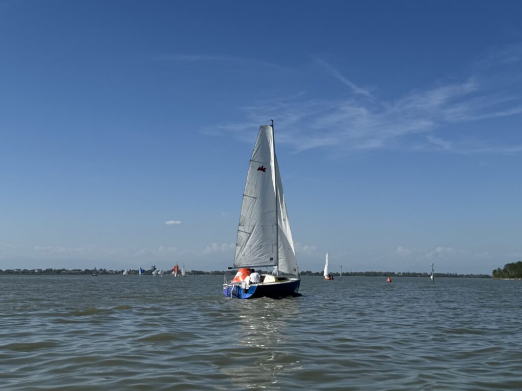 Una barca a vela di bolina durante il Memorial Ferracina 2026