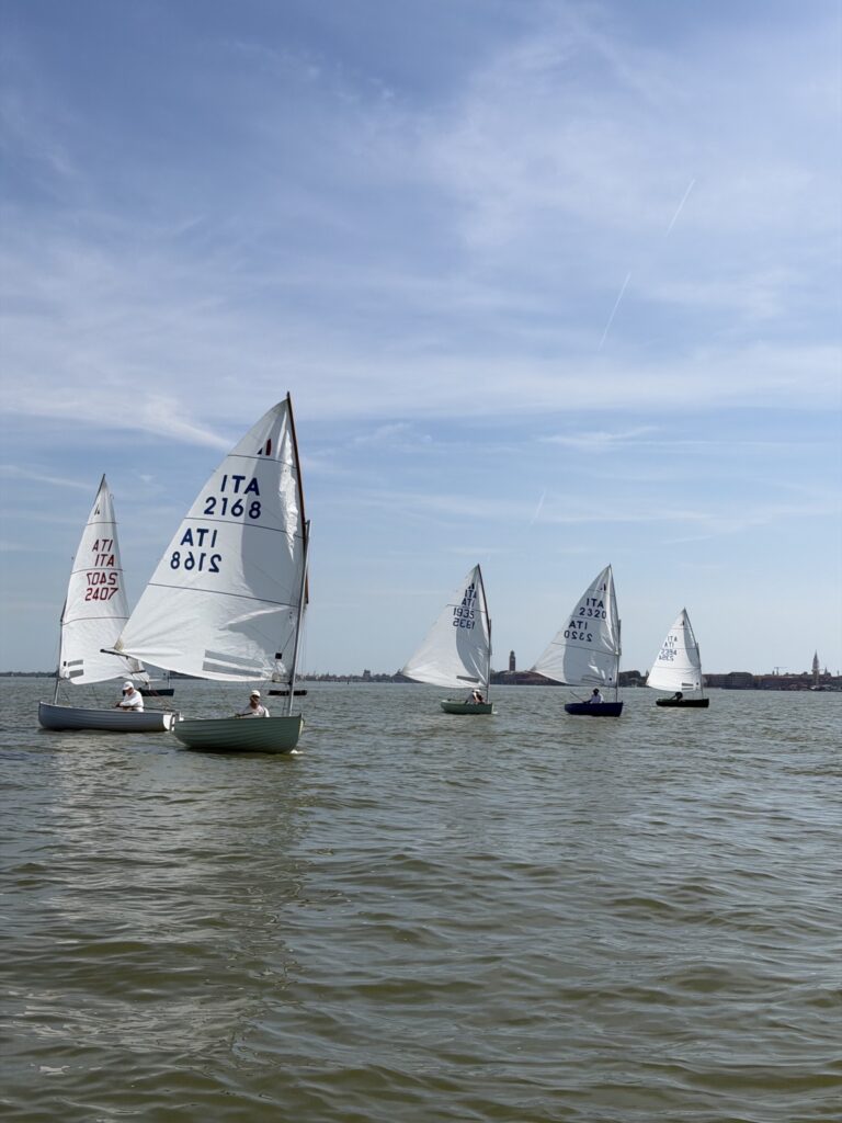 Il Dinghy 12' ITA 2168 in testa al gruppo durante una prova del Trofeo Milanese