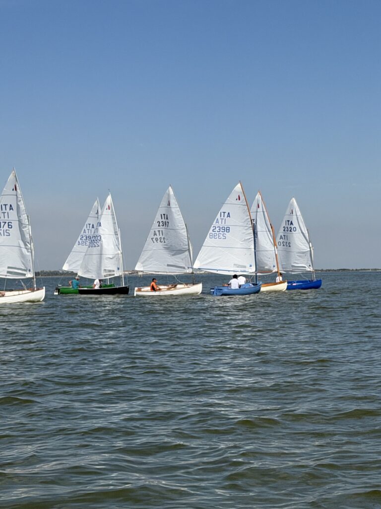 Un gruppo di Dinghy 12' in regata al Trofeo Paolo Milanese