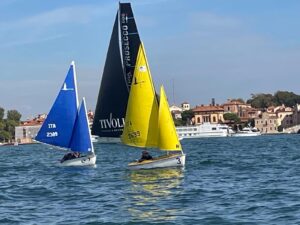 Hansa 303 in Bacino San Marco con il campanile sullo sfondo