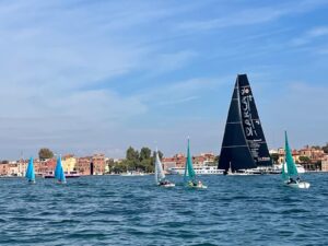 Un Hansa 303 in Bacino San Marco durante la veleggiata della Veleziana
